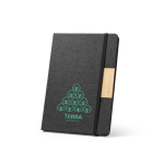 Caderno A5 com capa dura de bambu e RPET com fecho, folhas pautadas cor preto imagem com logo