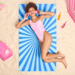 Toalha de praia em RPET com tecnologia de secagem rápida 100x180cm cor azul sétima vista