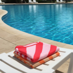 Toalha de praia em RPET com tecnologia de secagem rápida 100x180cm cor vermelho oitava vista
