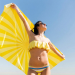 Toalha de praia em RPET com tecnologia de secagem rápida 100x180cm cor amarelo sétima vista