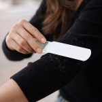 Escova tira-borbotos em plástico resistente com espelho integrado cor branco sexta vista