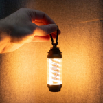 Lanterna e luz recarregável com 10h de autonomia e carregamento USB-C cor preto quarta vista