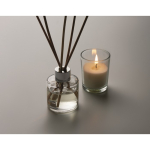 Conjunto aromático com difusor em vidro e vela com aroma a baunilha cor bege vista fotografia quarta vista