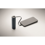 Powerbank alumínio reciclado com indicador de bateria e cabo 5.000mAh cor azul-marinho vista fotografia quarta vista
