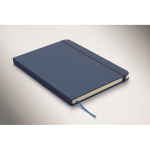 Conjunto de caderno em PU A5 com esferográfica azul e folhas pautadas cor azul vista fotografia terceira vista