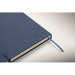 Conjunto de caderno em PU A5 com esferográfica azul e folhas pautadas cor azul vista fotografia quarta vista