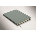 Conjunto de caderno em PU A5 com esferográfica azul e folhas pautadas cor preto mate vista fotografia terceira vista