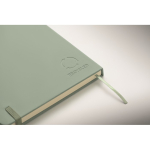 Conjunto de caderno em PU A5 com esferográfica azul e folhas pautadas cor verde menta vista fotografia quarta vista