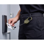 Porta-cartões em plástico resistente com mosquetão e cabo de 60 cm cor verde militar vista conjunto