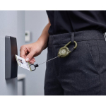 Porta-cartões em plástico resistente com mosquetão e cabo de 60 cm cor verde militar vista conjunto principal