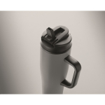 Copo térmico aço inox reciclado anti-fugas com pega e palhinha 900 ml cor cinzento vista fotografia terceira vista