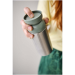 Caneca térmica em aço inoxidável reciclado com bordo 360° 350 ml Mepal cor azul pastel imagem de estilo de vida