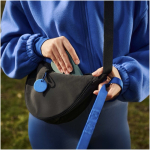 Localizador BT resistente à água com alarme sonoro Chipolo cor azul imagem de estilo de vida 2