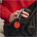 Localizador BT resistente à água com alarme sonoro Chipolo cor vermelho imagem de estilo de vida 2