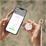 Localizador BT resistente à água com alarme sonoro Chipolo cor branco imagem de estilo de vida