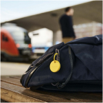 Localizador BT resistente à água com alarme sonoro Chipolo cor amarelo imagem de estilo de vida