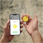 Localizador BT resistente à água com alarme sonoro Chipolo cor amarelo imagem de estilo de vida 2
