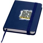 Caderno A7 capa dura em pele sintética com fecho elástico e pautado cor azul-marinho vista impressão tampografia