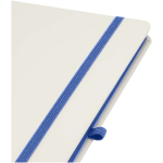 Caderno A5 capa dura com fecho elástico e toque suave, folhas pautadas cor azul real vista detalhe 1