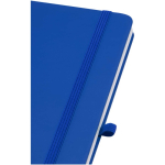 Caderno A5 com capa rígida em pele sintética e folhas pautadas cor azul real vista detalhe 1