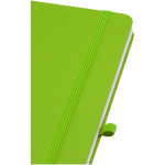 Caderno A5 com capa rígida em pele sintética e folhas pautadas cor verde-lima vista detalhe 1