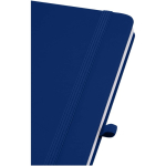 Caderno A5 com capa rígida em pele sintética e folhas pautadas cor azul-marinho vista detalhe 1