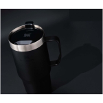Caneca térmica com tampa anti-derramamento e parede dupla 473ml Stanley cor preto imagem de estilo de vida 2