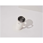Caneca térmica com tampa anti-derramamento e parede dupla 473ml Stanley cor bege imagem de estilo de vida