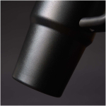 Copo térmico Stanley 890 ml com tampa rotativa e palhinha reutilizável cor preto vista detalhe 3