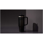 Copo térmico Stanley 890 ml com tampa rotativa e palhinha reutilizável cor preto imagem de estilo de vida 2