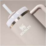 Copo térmico Stanley 890 ml com tampa rotativa e palhinha reutilizável cor cinzento vista detalhe 1