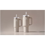 Copo térmico Stanley 890 ml com tampa rotativa e palhinha reutilizável cor cinzento imagem de estilo de vida