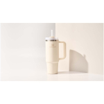 Copo térmico Stanley 890 ml com tampa rotativa e palhinha reutilizável cor bege imagem de estilo de vida 2
