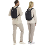 Mochila compacta Thule de 12 L para o dia a dia com detalhes refletoras cor preto imagem de estilo de vida