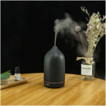Humidificador Prixton com luz LED de 7 cores e temporizador cor preto imagem de estilo de vida 2
