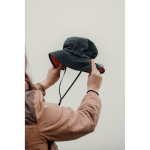 Chapéu leve de 5 painéis com cordão de queixo 115 g/m² Nordic Drift cor preto vista de ambiente 3