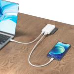 Carregador plano ultrafino com fichas de viagem e USB-C 65W cor branco vista de ambiente