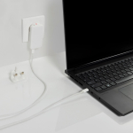Carregador plano ultrafino com fichas de viagem e USB-C 65W cor branco vista de ambiente 2