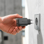 Carregador USB ecológico compacto com ficha EU 100W cor preto vista de ambiente 2