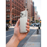Powerbank magnética QI2.2 ultrafina em alumínio reciclado 5000 mAh cor prateado vista de ambiente 2