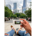 Câmara instantânea estilo porta-chaves com ecrã a cores e USB-C 720P cor branco vista de ambiente 3