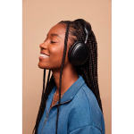 Auscultadores over-ear dobráveis com bateria amovível USB-C cor preto vista de ambiente 2