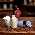 Caneca térmica de plástico para café com tampa anti-gotas 220 ml cor preto vista de ambiente