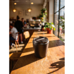 Caneca térmica de plástico para café com tampa anti-gotas 220 ml cor preto vista de ambiente 2