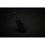 Mochila trolley de cabine com rodas e RFID Swiss Peak 22L cor preto vista de ambiente
