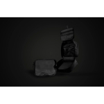 Necessaire dobrável com organização interior Swiss Peak 4L cor preto vista de ambiente