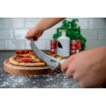 Faca para pizza e queijo Boska em aço inoxidável com dupla pega cor prateado vista de ambiente 3