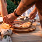 Faca para pizza e queijo Boska em aço inoxidável com dupla pega cor prateado