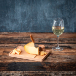 Cortador de queijo com tábua de madeira e faca amovível Boska cor castanho vista de ambiente 4