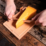 Cortador de queijo com tábua de madeira e faca amovível Boska cor castanho